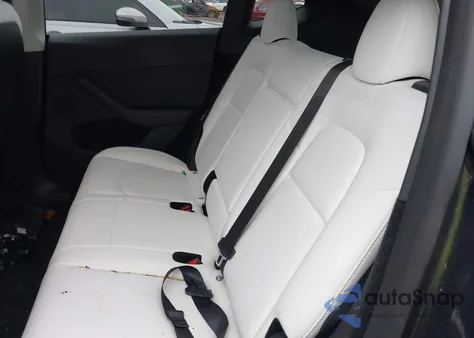 2024 Tesla Model Y Long Range Dual Motor All-Wheel Drive z USA, uszkodzony, nr VIN 7SAYGDEE0RA248970